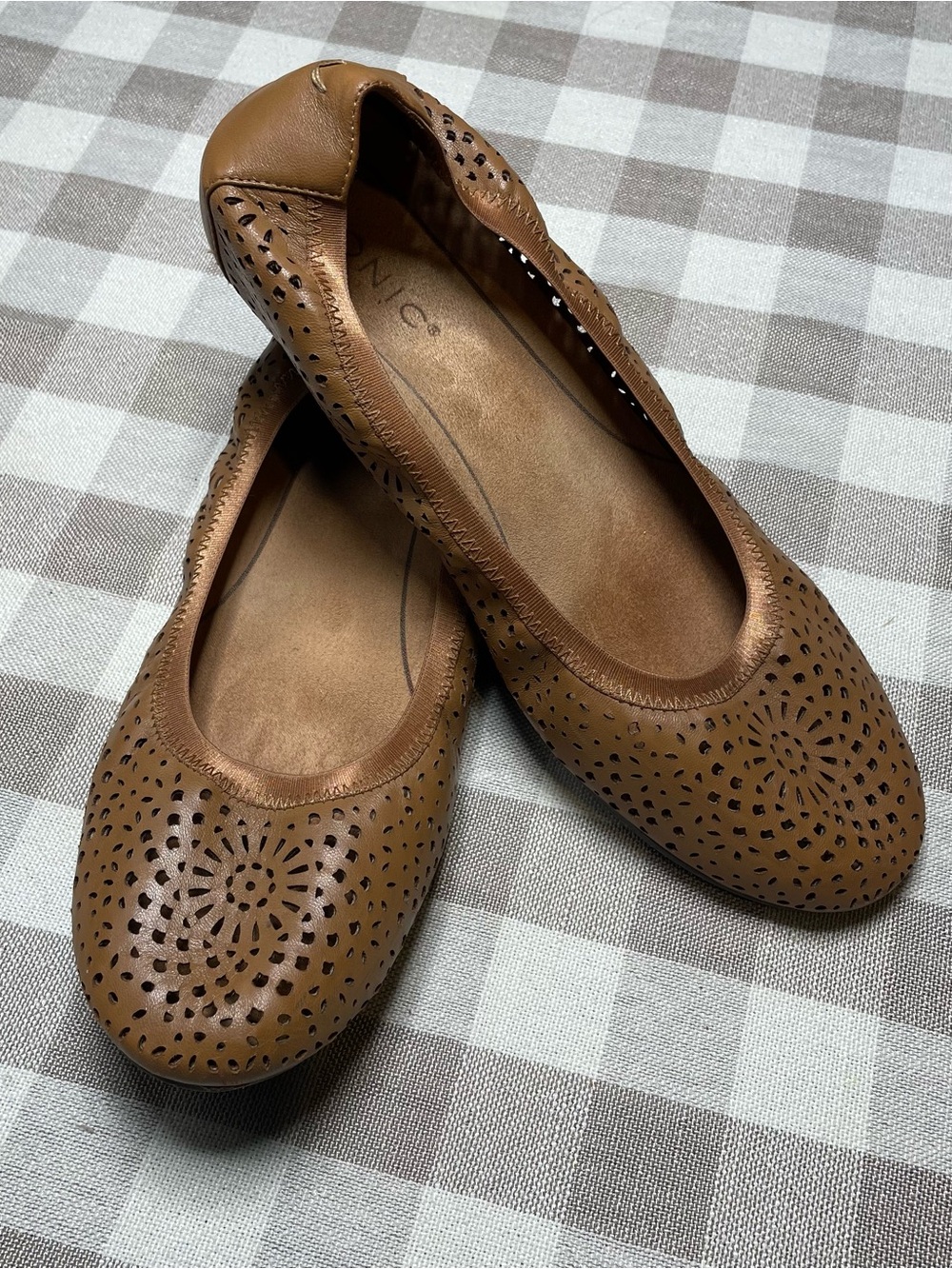 Vionic Women’s Size 8.5 Brown Laser Cut Ballet Flats